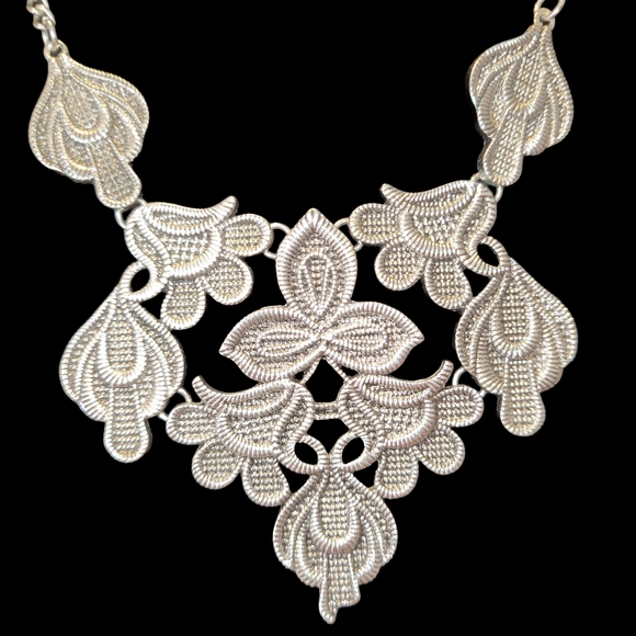 Vintage Inspired Silver Tone Filigree Lace Floral Bib Statement Necklace - Picture 2 of 5